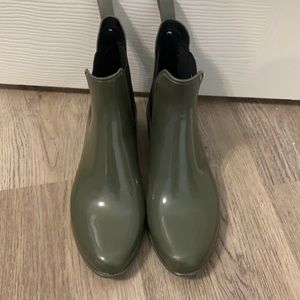 Short rain boots